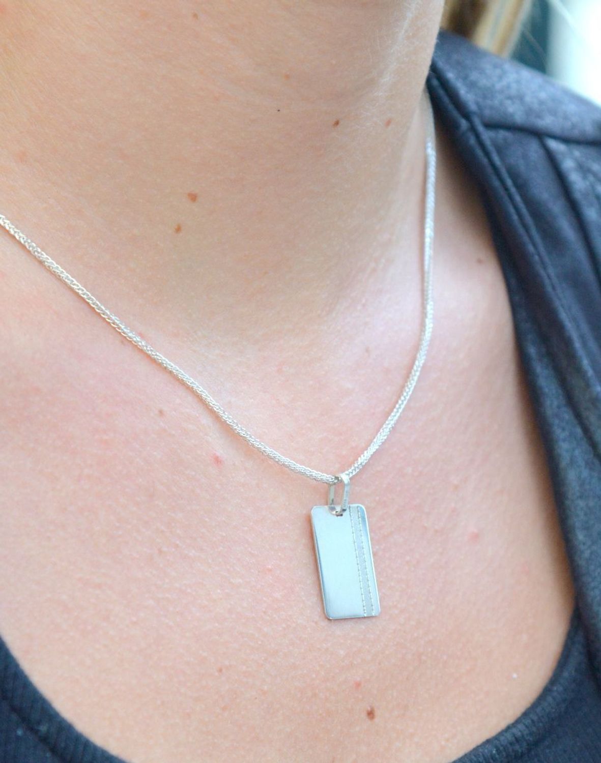 Srebrna zawieszka blaszka 925 'Twój tekst' 925. Srebrna zawieszka wykonana z próby 925 w kształcie prostokąta. Srebrny nieśmiertelnik do wygrawerowania. Prostokątna zawieszka o wadze 2,10 g,.jpg