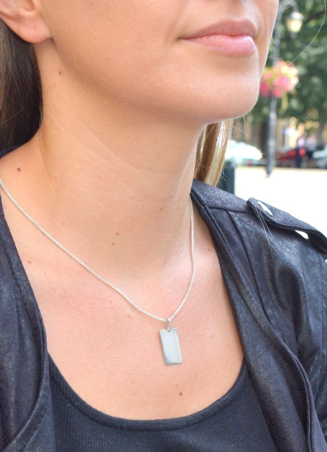 Srebrna zawieszka blaszka 925 'Twój tekst' 925. Srebrna zawieszka wykonana z próby 925 w kształcie prostokąta. Srebrny nieśmiertelnik do wygrawerowania. Prostokątna zawieszka o wadze 2,10 g,.jpg