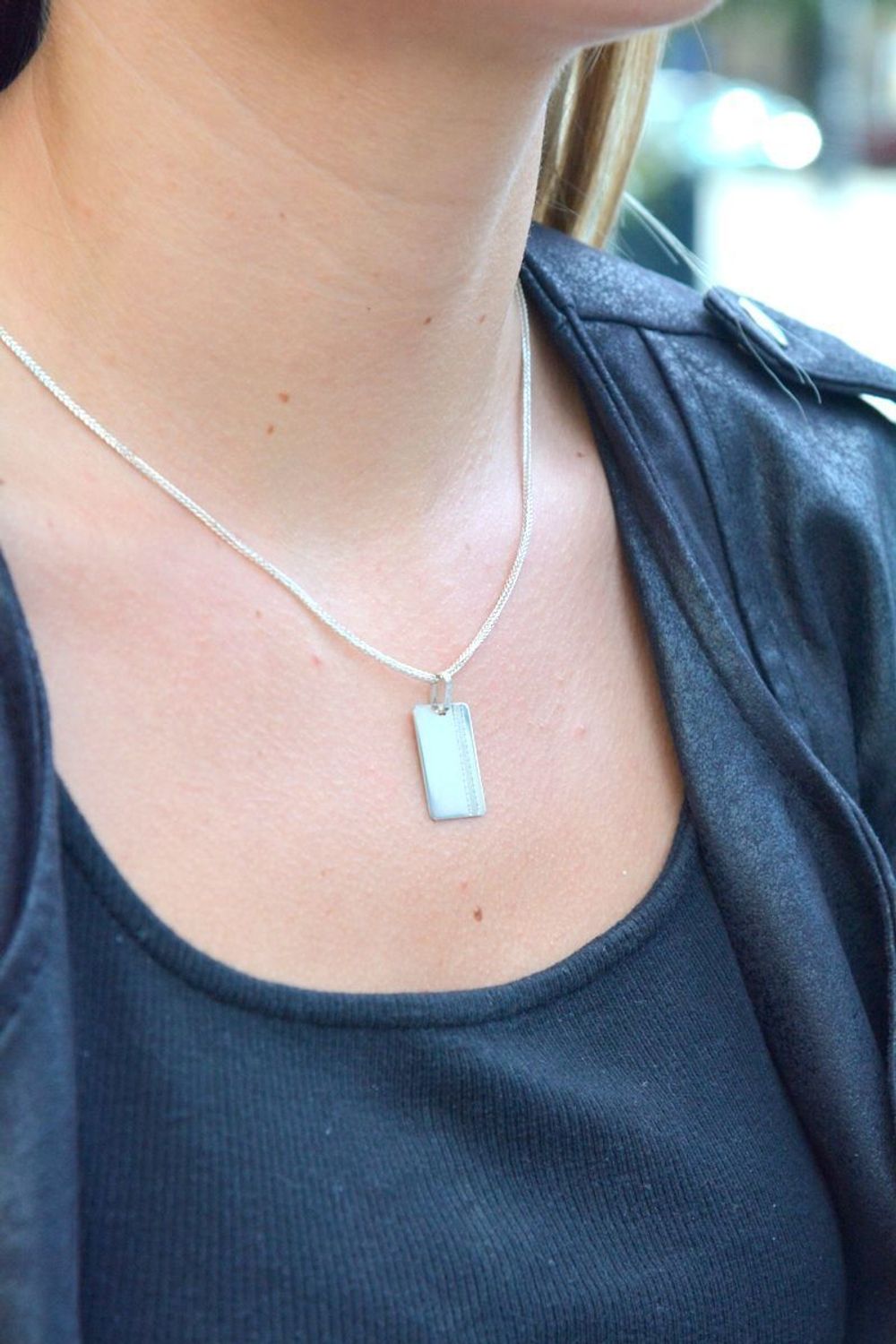 Srebrna zawieszka blaszka 925 'Twój tekst' 925. Srebrna zawieszka wykonana z próby 925 w kształcie prostokąta. Srebrny nieśmiertelnik do wygrawerowania. Prostokątna zawieszka o wadze 2,10 g,.jpg