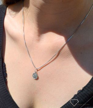 Srebrny naszyjnik z symbolem znaku zodiaku - Koziorożec. Zodiakalne koziorożce to osoby urodzone w dniach 22 grudnia -19 stycznia. Koziorożec to największy konserwatysta w całym zodiaku (1).JPG