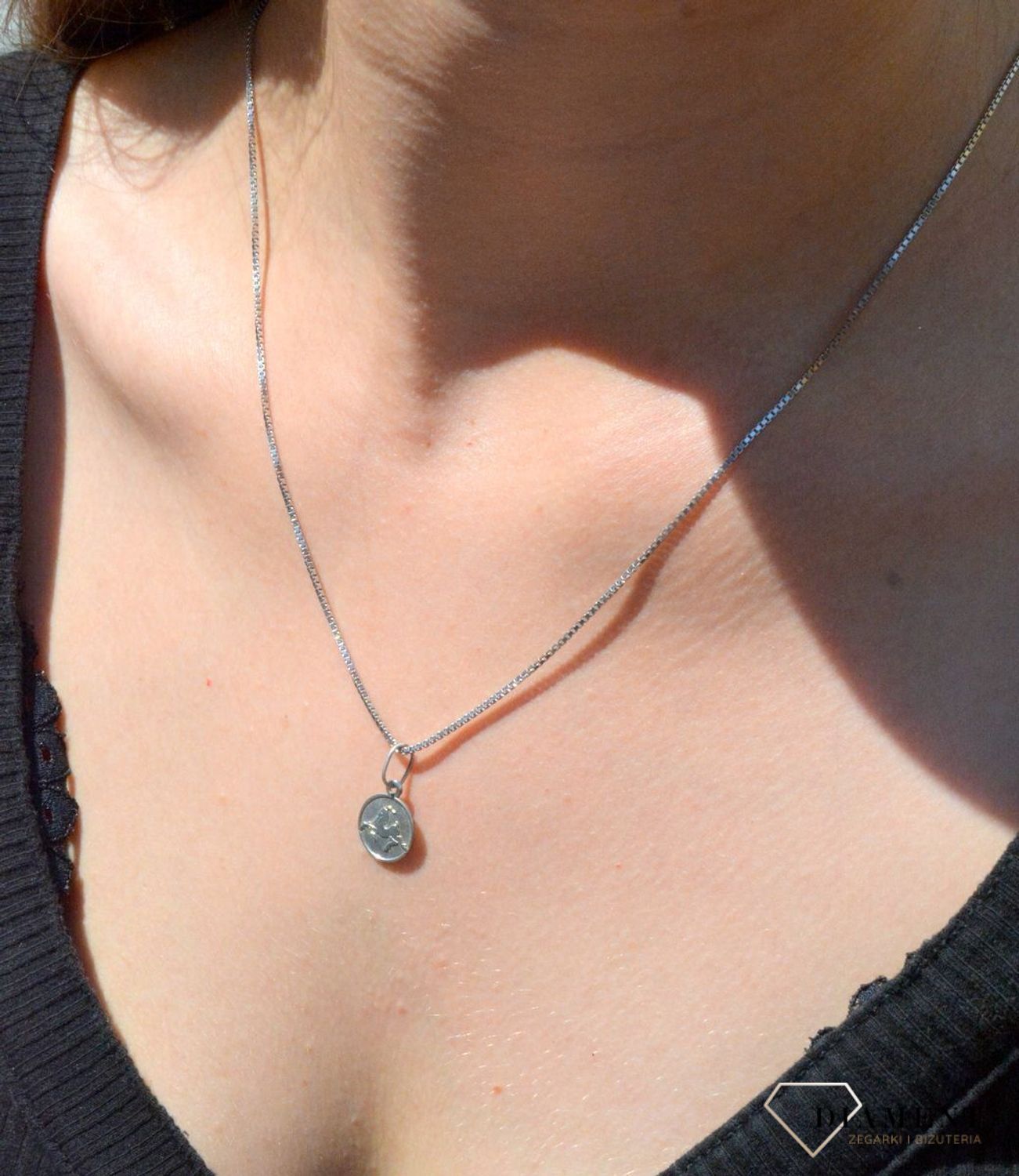 Srebrny naszyjnik z symbolem znaku zodiaku - Koziorożec. Zodiakalne koziorożce to osoby urodzone w dniach 22 grudnia -19 stycznia. Koziorożec to największy konserwatysta w całym zodiaku.jpg