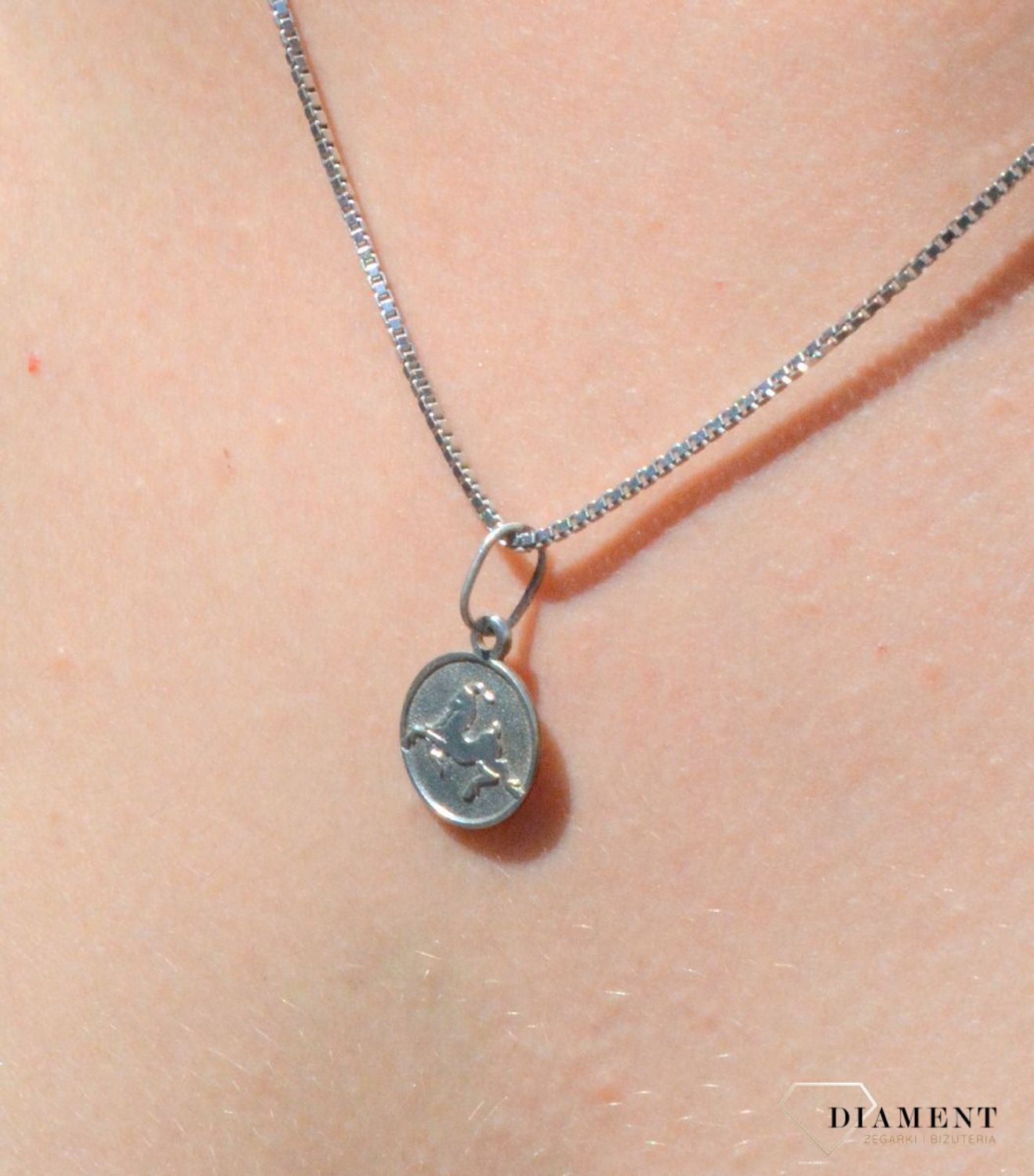 Srebrny naszyjnik z symbolem znaku zodiaku - Koziorożec. Zodiakalne koziorożce to osoby urodzone w dniach 22 grudnia -19 stycznia. Koziorożec to największy konserwatysta w całym zodiaku.jpg
