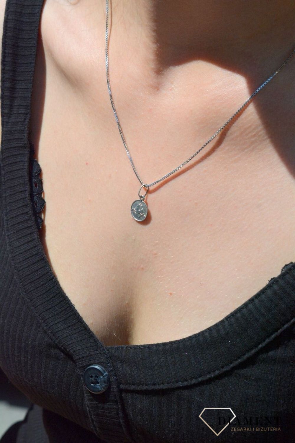 Srebrny naszyjnik z symbolem znaku zodiaku - Koziorożec. Zodiakalne koziorożce to osoby urodzone w dniach 22 grudnia -19 stycznia. Koziorożec to największy konserwatysta w całym zodiaku.jpg