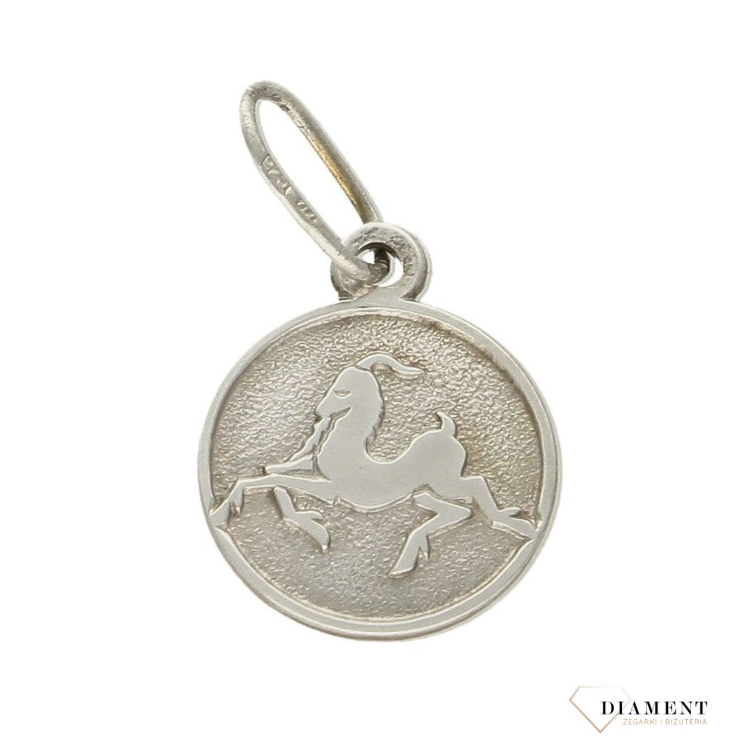 Srebrny naszyjnik z symbolem znaku zodiaku - Koziorożec. Zodiakalne koziorożce to osoby urodzone w dniach 22 grudnia -19 stycznia. Koziorożec to największy konserwatysta w całym zodiaku.jpg