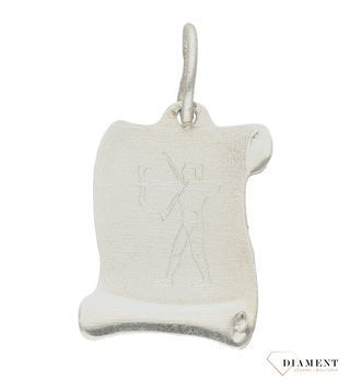Srebrna zawieszka z symbolem znaku zodiaku - STRZELEC. Zodiakalne strzelce to osoby urodzone w dniach 22 listopada - 21 grudnia. Zodiakalny Strzelec to osoba, w której ścierają się dwie sfery - duchowa i fi.jpg