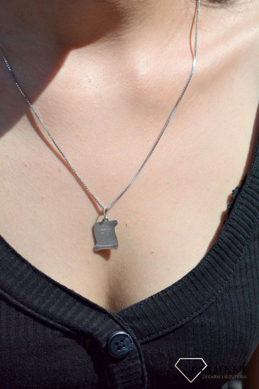 Srebrna zawieszka z symbolem znaku zodiaku - STRZELEC. Zodiakalne strzelce to osoby urodzone w dniach 22 listopada - 21 grudnia. Zodiakalny Strzelec to osoba, w której ścierają się dwie sfery - duchowa i fi.jpg