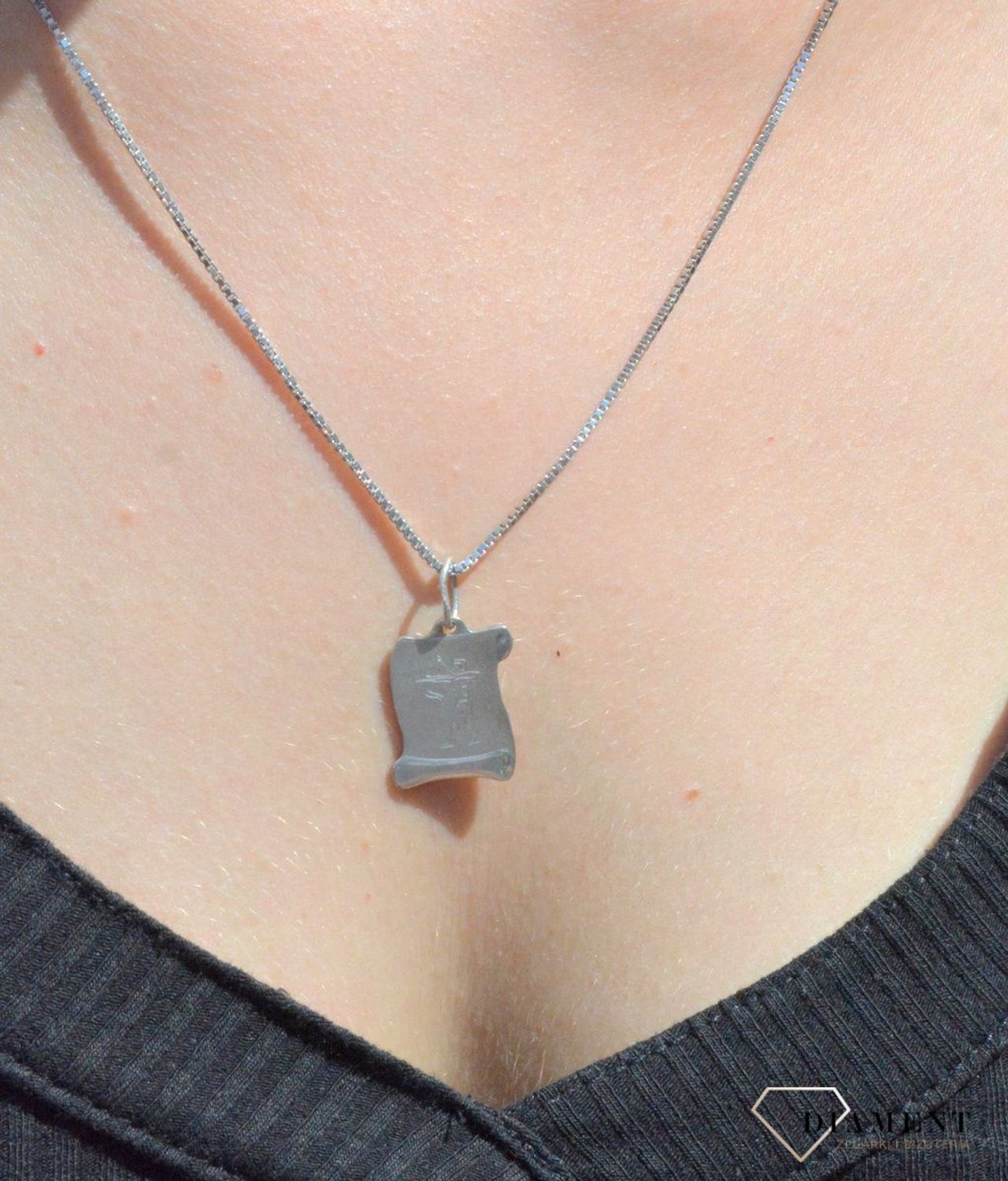 Srebrna zawieszka z symbolem znaku zodiaku - STRZELEC. Zodiakalne strzelce to osoby urodzone w dniach 22 listopada - 21 grudnia. Zodiakalny Strzelec to osoba, w której ścierają się dwie sfery - duchowa i fi.jpg