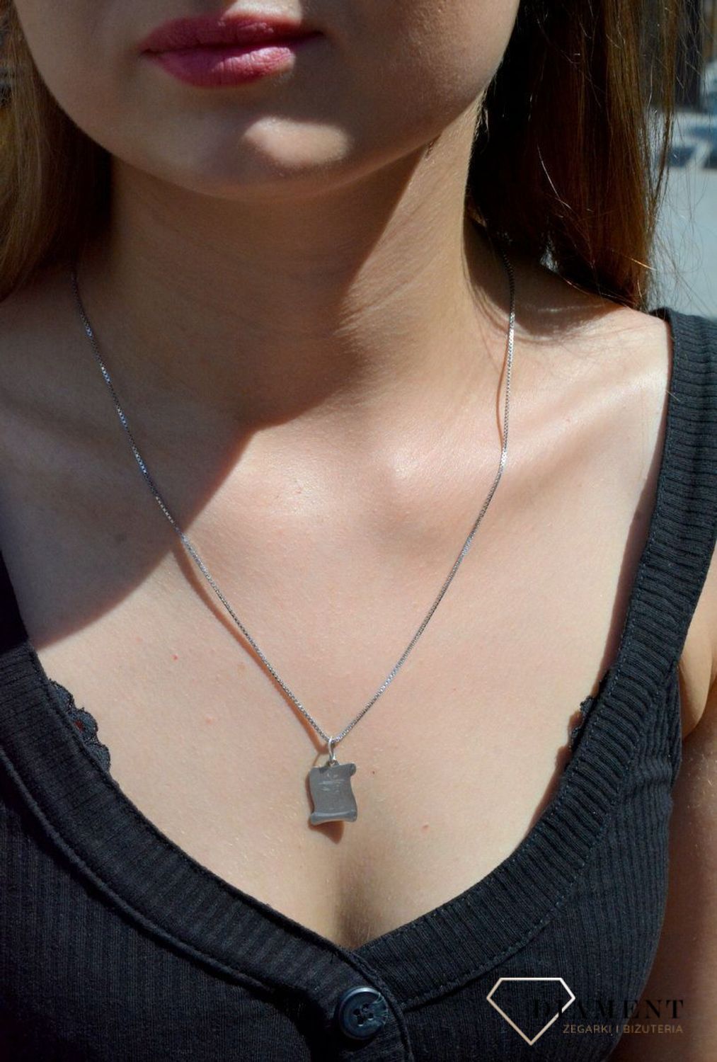 Srebrna zawieszka z symbolem znaku zodiaku - STRZELEC. Zodiakalne strzelce to osoby urodzone w dniach 22 listopada - 21 grudnia. Zodiakalny Strzelec to osoba, w której ścierają się dwie sfery - duchowa i fi.jpg