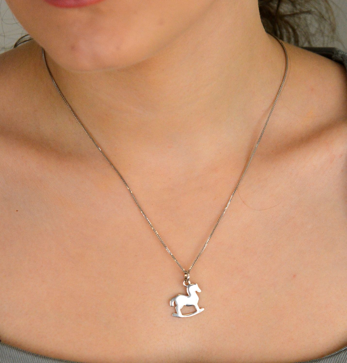 Zawieszka srebrna konik próba 925, DIA-ZAW-6913-925 Zawieszka srebrna w kształcie konika to uroczy dodatek, który łączy w sobie symbolikę wolności, siły 1.jpg