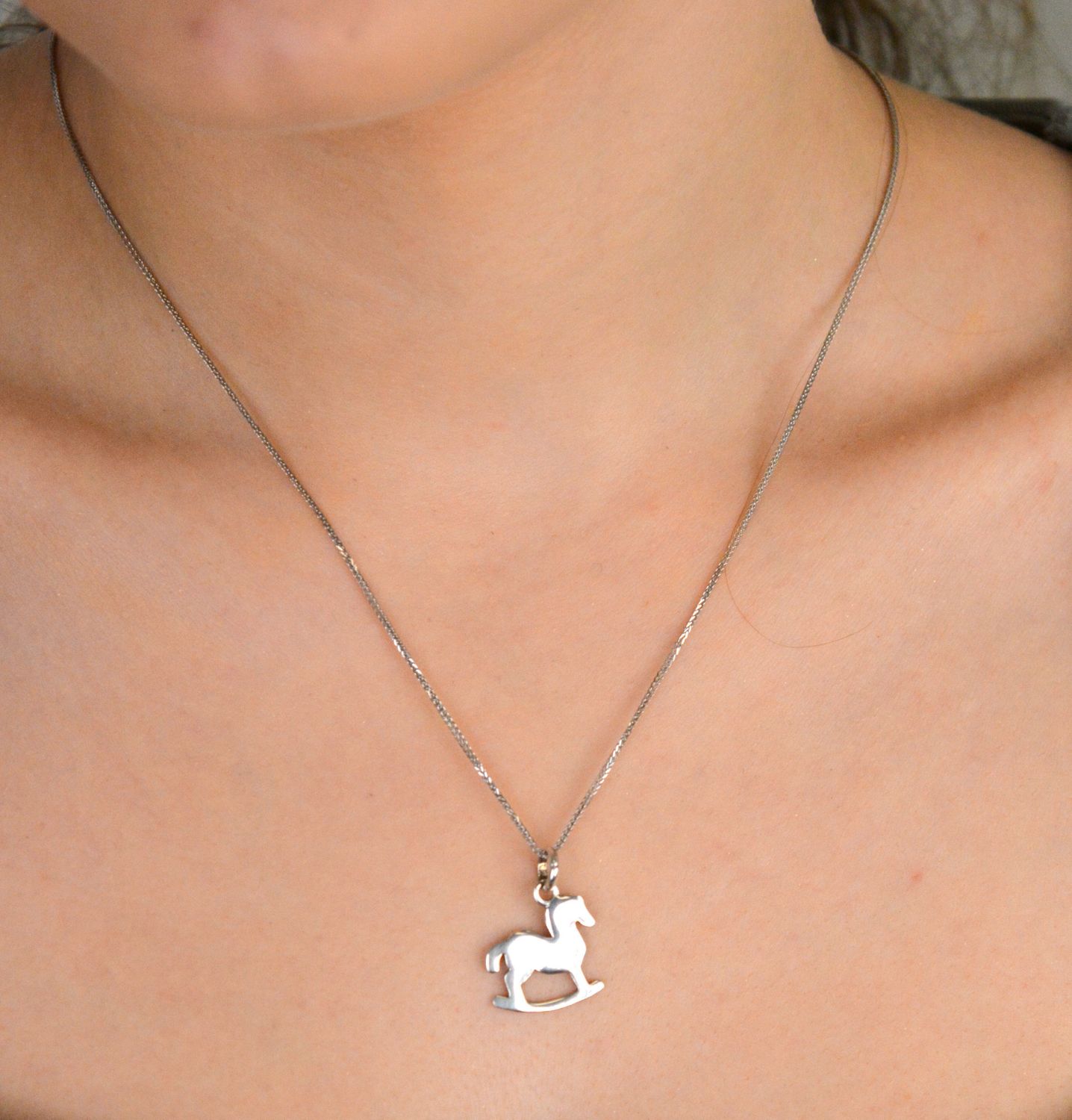Zawieszka srebrna konik próba 925, DIA-ZAW-6913-925 Zawieszka srebrna w kształcie konika to uroczy dodatek, który łączy w sobie symbolikę wolności, siły 1.jpg