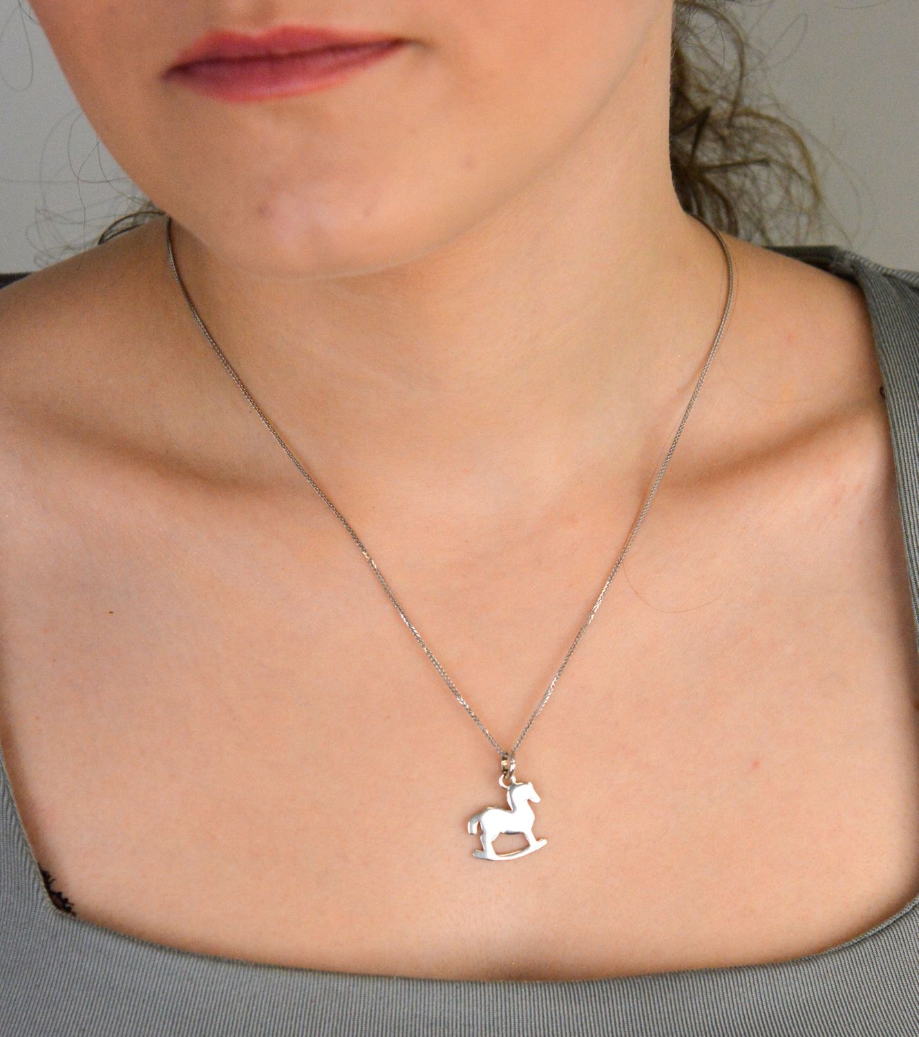 Zawieszka srebrna konik próba 925, DIA-ZAW-6913-925 Zawieszka srebrna w kształcie konika to uroczy dodatek, który łączy w sobie symbolikę wolności, siły 1.jpg