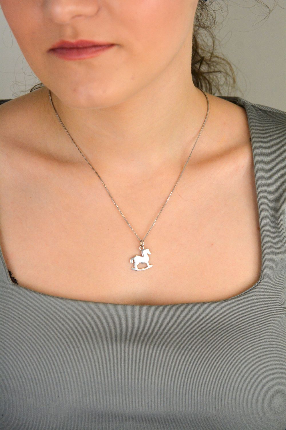 Zawieszka srebrna konik próba 925, DIA-ZAW-6913-925 Zawieszka srebrna w kształcie konika to uroczy dodatek, który łączy w sobie symbolikę wolności, siły 1.jpg