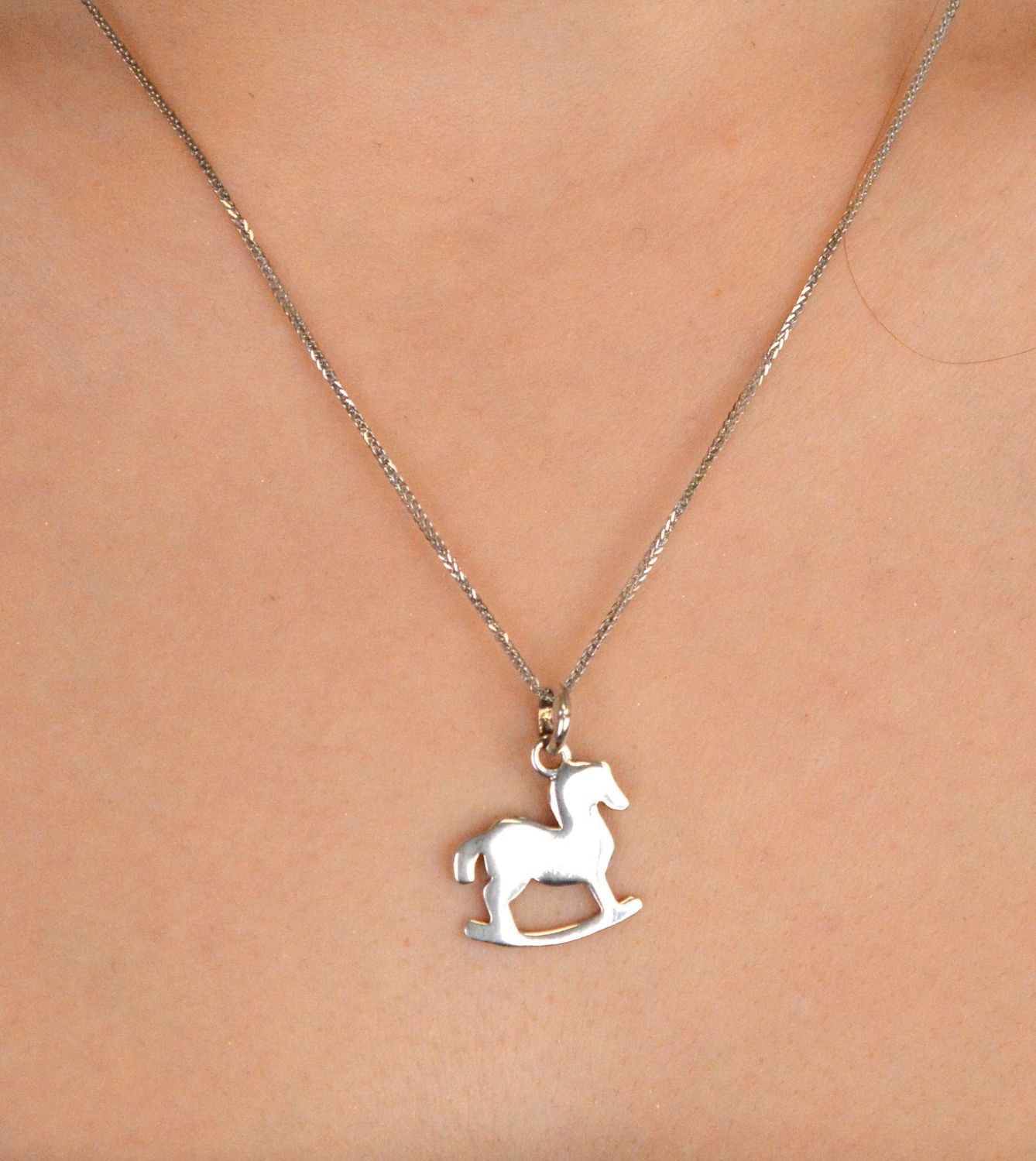 Zawieszka srebrna konik próba 925, DIA-ZAW-6913-925 Zawieszka srebrna w kształcie konika to uroczy dodatek, który łączy w sobie symbolikę wolności, siły 1.jpg