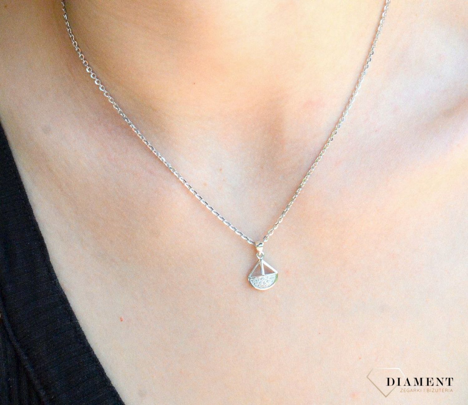 Srebrna zawieszka wzór łódeczka z cyrkoniami DIA-ZAW-6935-925v.jpg