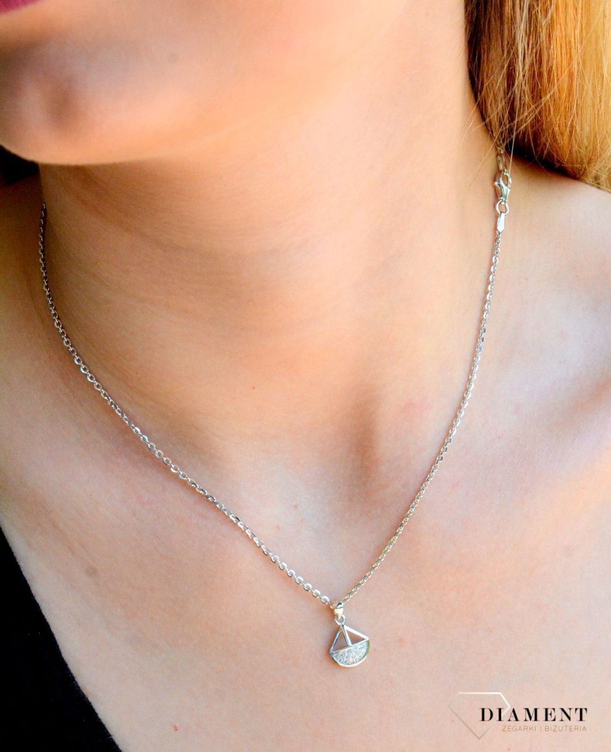 Srebrna zawieszka wzór łódeczka z cyrkoniami DIA-ZAW-6935-925v.jpg