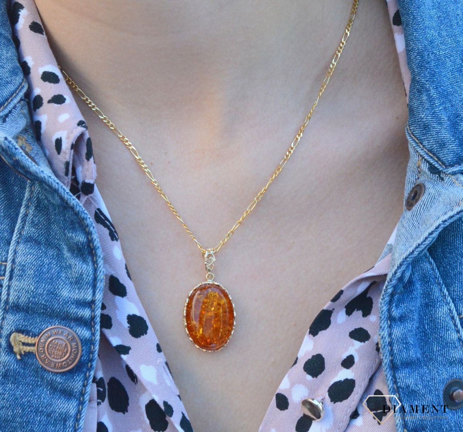 Złota zawieszka 585 z bursztynem bałtyckim DIA-ZAW-6996-585.  Złota zawieszka z bursztynem bałtyckim. Złota zawieszka z bursztynem. Złota zawieszka idealna na prezent. Złota zawieszka z bursztynem na prezent dla mamy, siostry.jpg