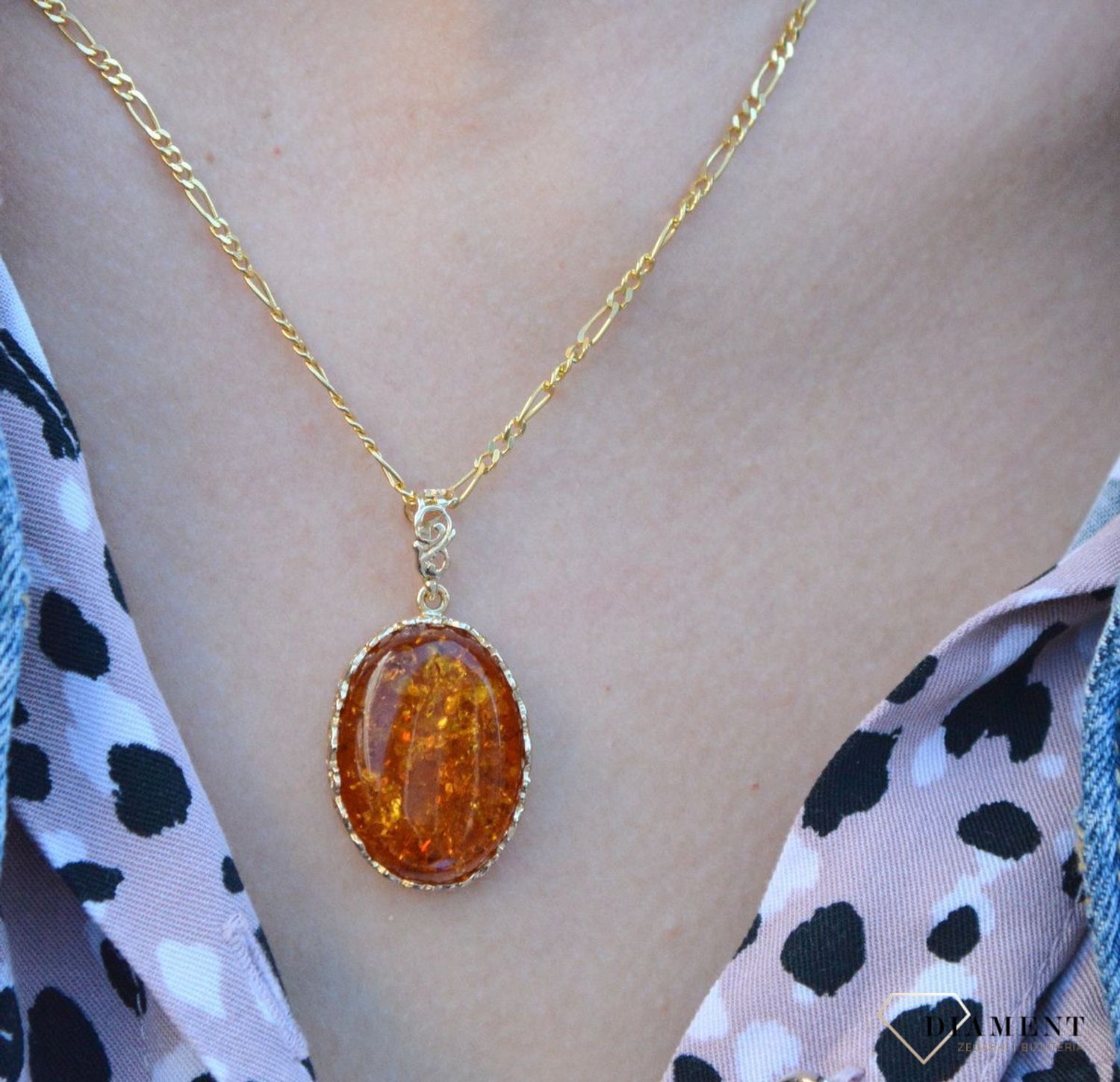 Złota zawieszka 585 z bursztynem bałtyckim DIA-ZAW-6996-585.  Złota zawieszka z bursztynem bałtyckim. Złota zawieszka z bursztynem. Złota zawieszka idealna na prezent. Złota zawieszka z bursztynem na prezent dla mamy, siostry.jpg