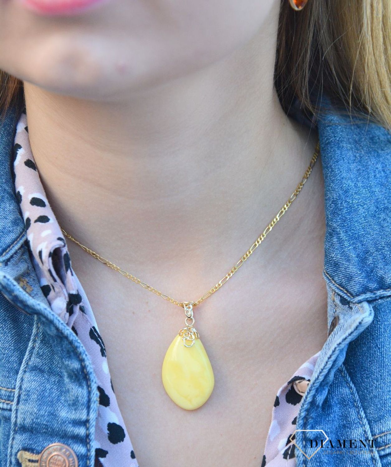 Złota zawieszka 585 z mlecznym bursztynem DIA-ZAW-6999-585. Złota zawieszka z bursztynem. Złota zawieszka z mlecznym bursztynem. Złota zawieszka idealna na prezent. Złota zawieszka z bursztynem na prezent dla mamy, siostry czy.jpg