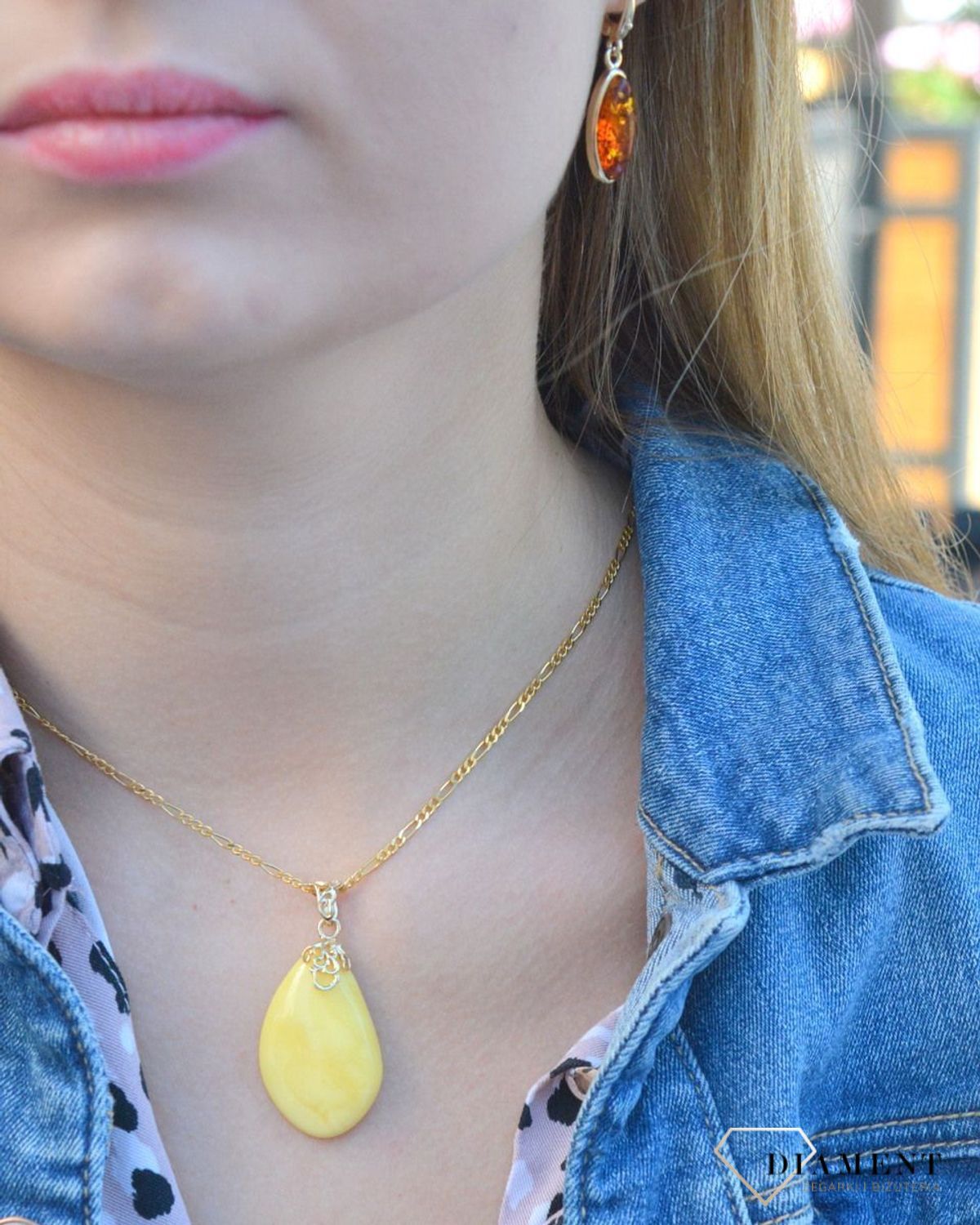 Złota zawieszka 585 z mlecznym bursztynem DIA-ZAW-6999-585. Złota zawieszka z bursztynem. Złota zawieszka z mlecznym bursztynem. Złota zawieszka idealna na prezent. Złota zawieszka z bursztynem na prezent dla mamy, siostry czy.jpg