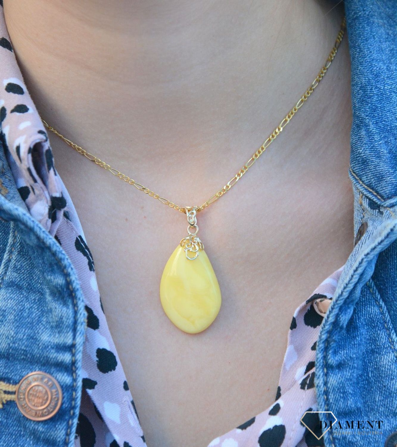 Złota zawieszka 585 z mlecznym bursztynem DIA-ZAW-6999-585. Złota zawieszka z bursztynem. Złota zawieszka z mlecznym bursztynem. Złota zawieszka idealna na prezent. Złota zawieszka z bursztynem na prezent dla mamy, siostry czy.jpg