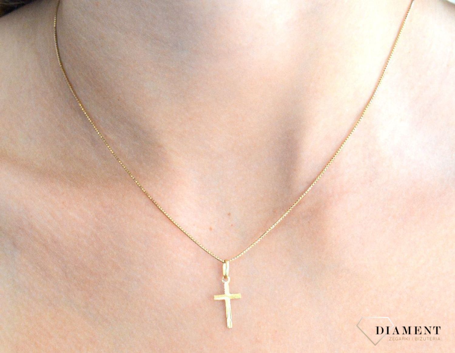 Złota zawieszka  krzyżyk z ozdobnym grawerowaniem DIA-ZAW-7002-585.jpg