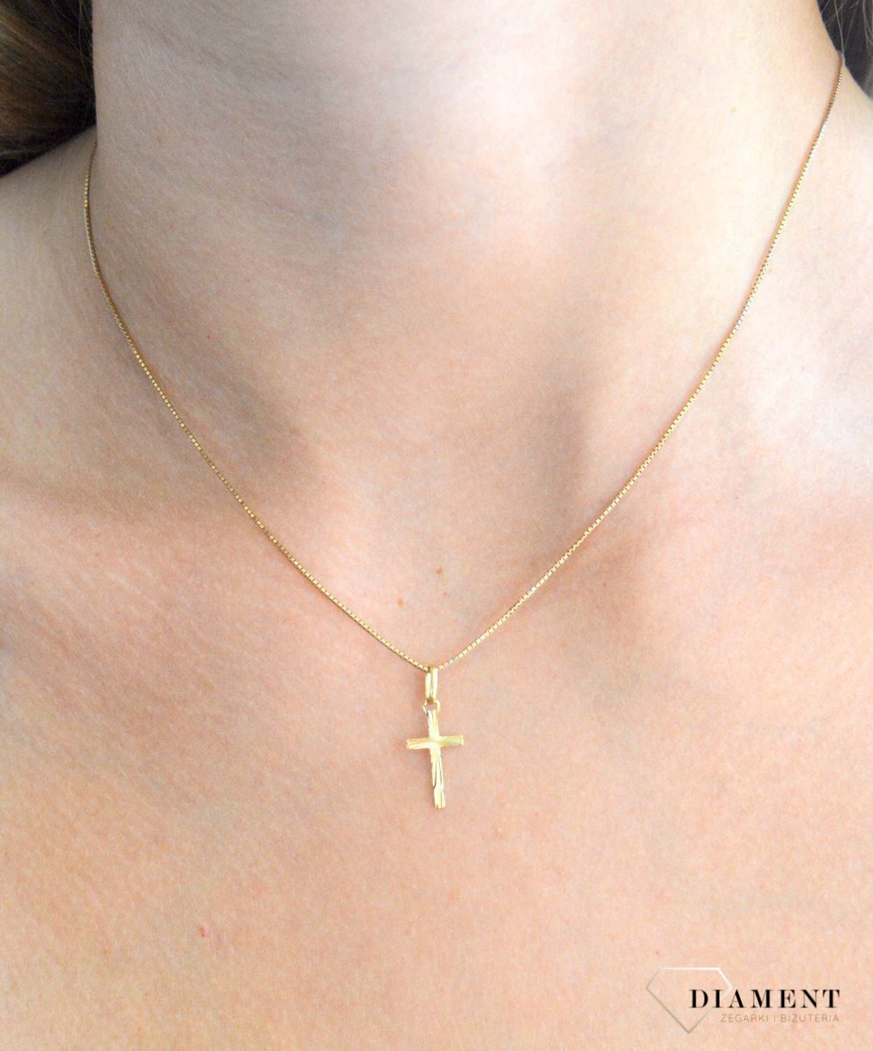 Złota zawieszka  krzyżyk z ozdobnym grawerowaniem DIA-ZAW-7002-585.jpg