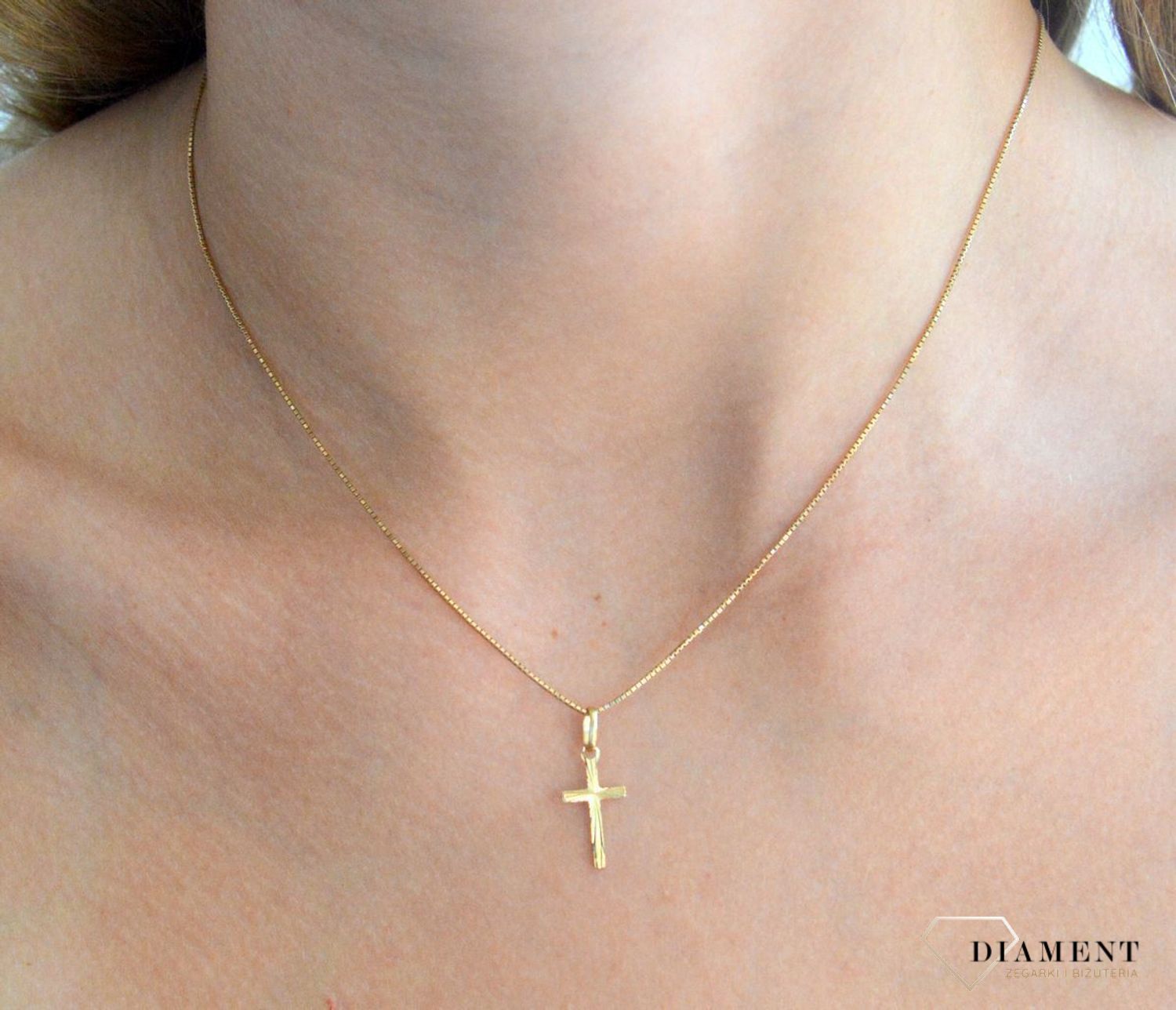Złota zawieszka  krzyżyk z ozdobnym grawerowaniem DIA-ZAW-7002-585.jpg