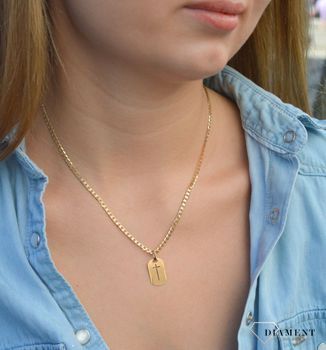 Złota zawieszka na łańcuszek owalna blaszka z krzyżykiem DIA-ZAW-7005-585. Złoty wisiorek krzyżyk to biżuteria sakralna, która sprawdzi się jako prezent na takie okazje jak chrzest, bierzmowanie czy komunia (4).JPG