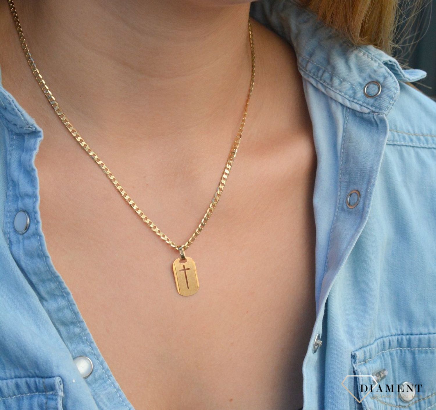 Złota zawieszka na łańcuszek owalna blaszka z krzyżykiem DIA-ZAW-7005-585. Złoty wisiorek krzyżyk to biżuteria sakralna, która sprawdzi się jako prezent na takie okazje jak chrzest, bierzmowanie czy komunia..jpg