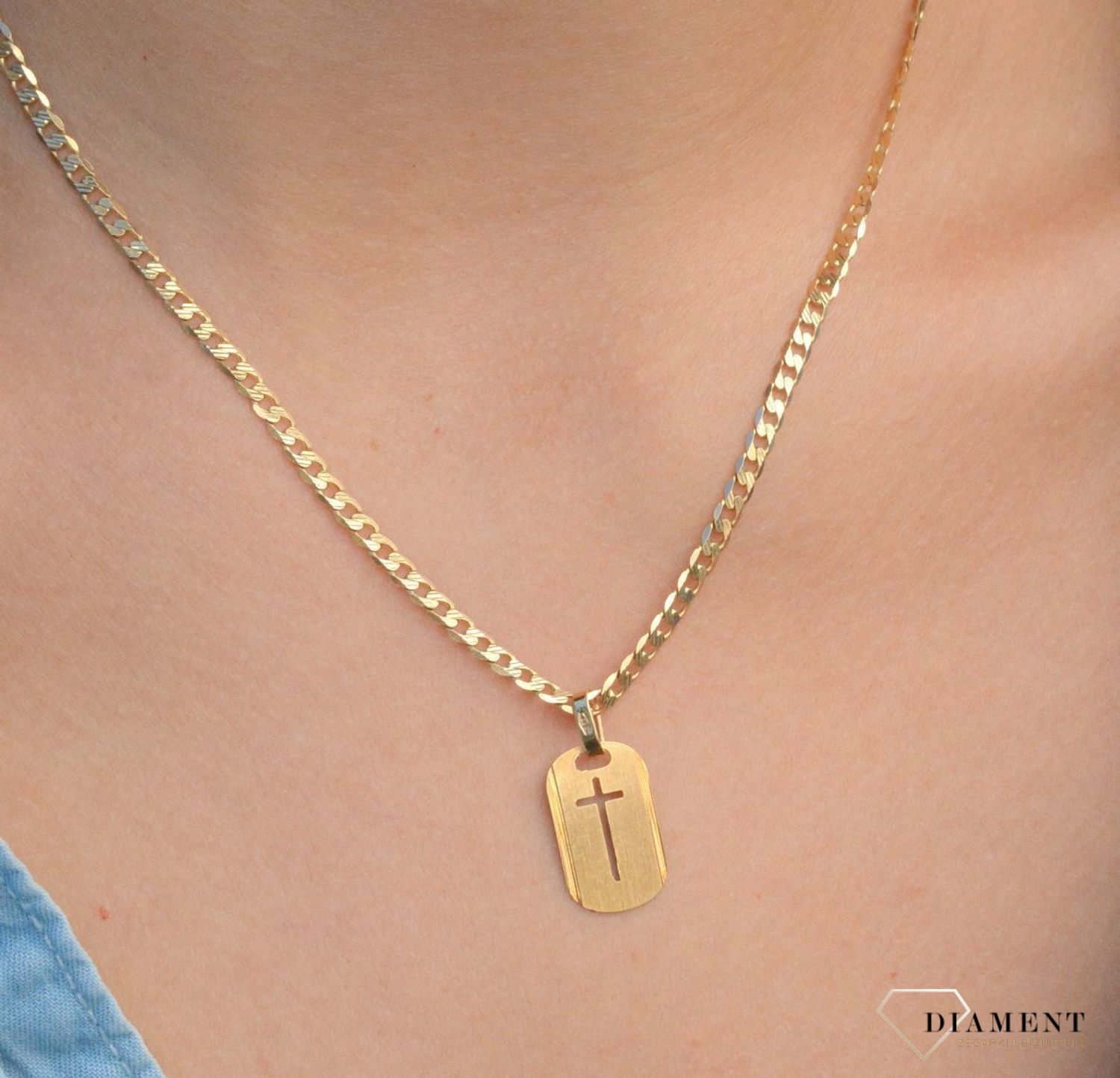 Złota zawieszka na łańcuszek owalna blaszka z krzyżykiem DIA-ZAW-7005-585. Złoty wisiorek krzyżyk to biżuteria sakralna, która sprawdzi się jako prezent na takie okazje jak chrzest, bierzmowanie czy komunia..jpg