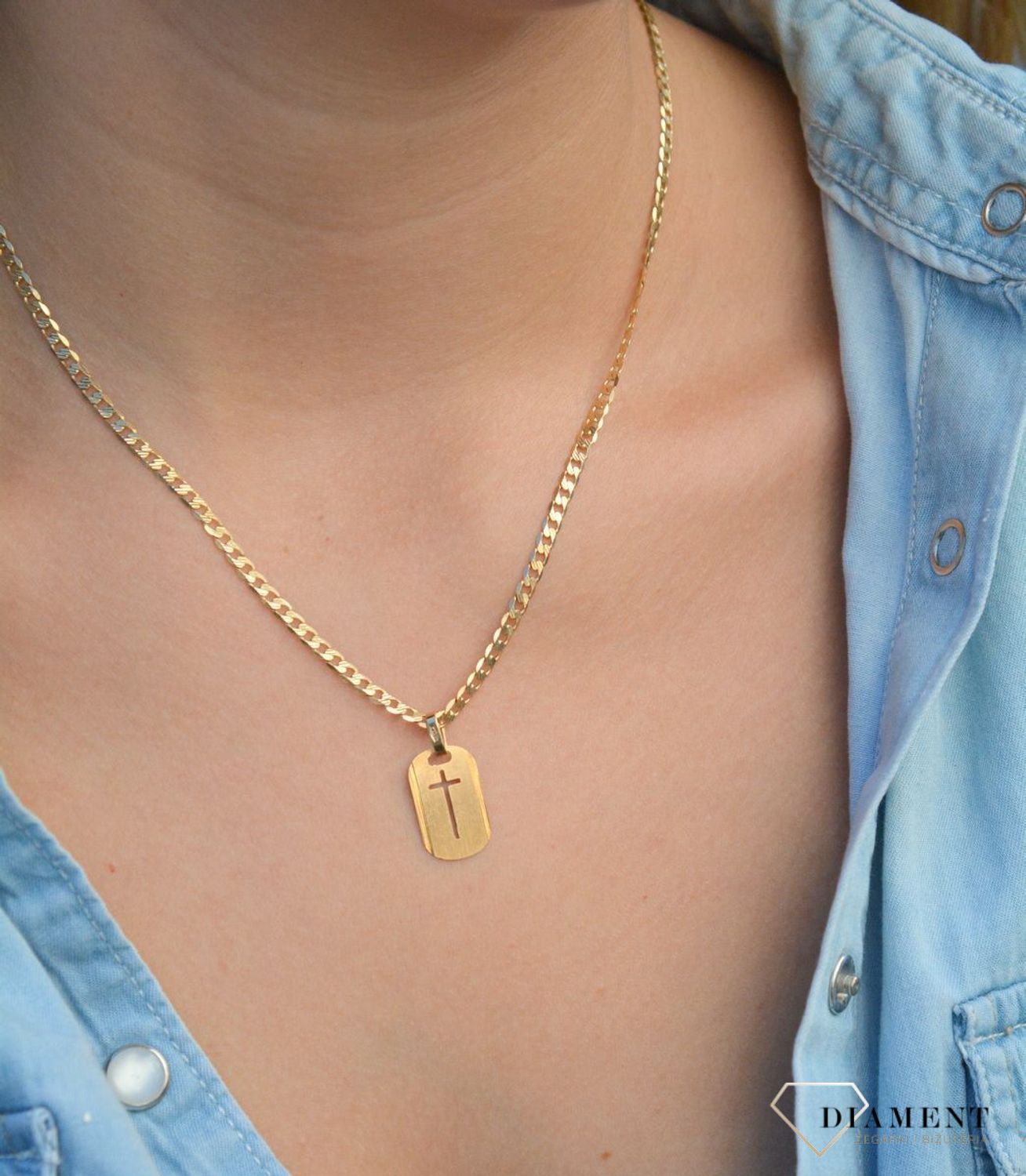 Złota zawieszka na łańcuszek owalna blaszka z krzyżykiem DIA-ZAW-7005-585. Złoty wisiorek krzyżyk to biżuteria sakralna, która sprawdzi się jako prezent na takie okazje jak chrzest, bierzmowanie czy komunia..jpg