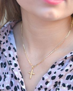 Złota zawieszka na łańcuszek krzyżyk zdobiony DIA-ZAW-7006-585. Złoty wisiorek krzyżyk z wizerunkiem Pana Jezusa to biżuteria sakralna, która sprawdzi się jako prezent na takie okazje jak chrzest, bierzmowanie  (2).JPG
