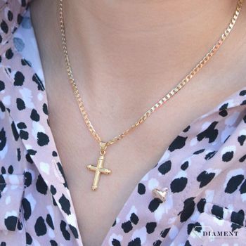 Złota zawieszka na łańcuszek krzyżyk zdobiony DIA-ZAW-7006-585. Złoty wisiorek krzyżyk z wizerunkiem Pana Jezusa to biżuteria sakralna, która sprawdzi się jako prezent na takie okazje jak chrzest, bierzmowanie  (3).JPG