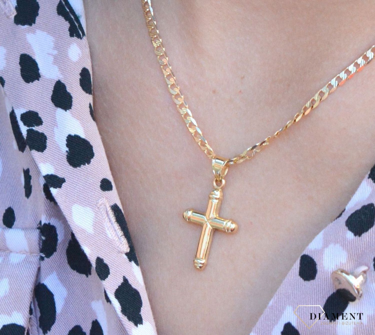 Złota zawieszka na łańcuszek krzyżyk zdobiony DIA-ZAW-7006-585. Złoty wisiorek krzyżyk z wizerunkiem Pana Jezusa to biżuteria sakralna, która sprawdzi się jako prezent na takie okazje jak chrzest, bierzmowanie czy komunia..jpg