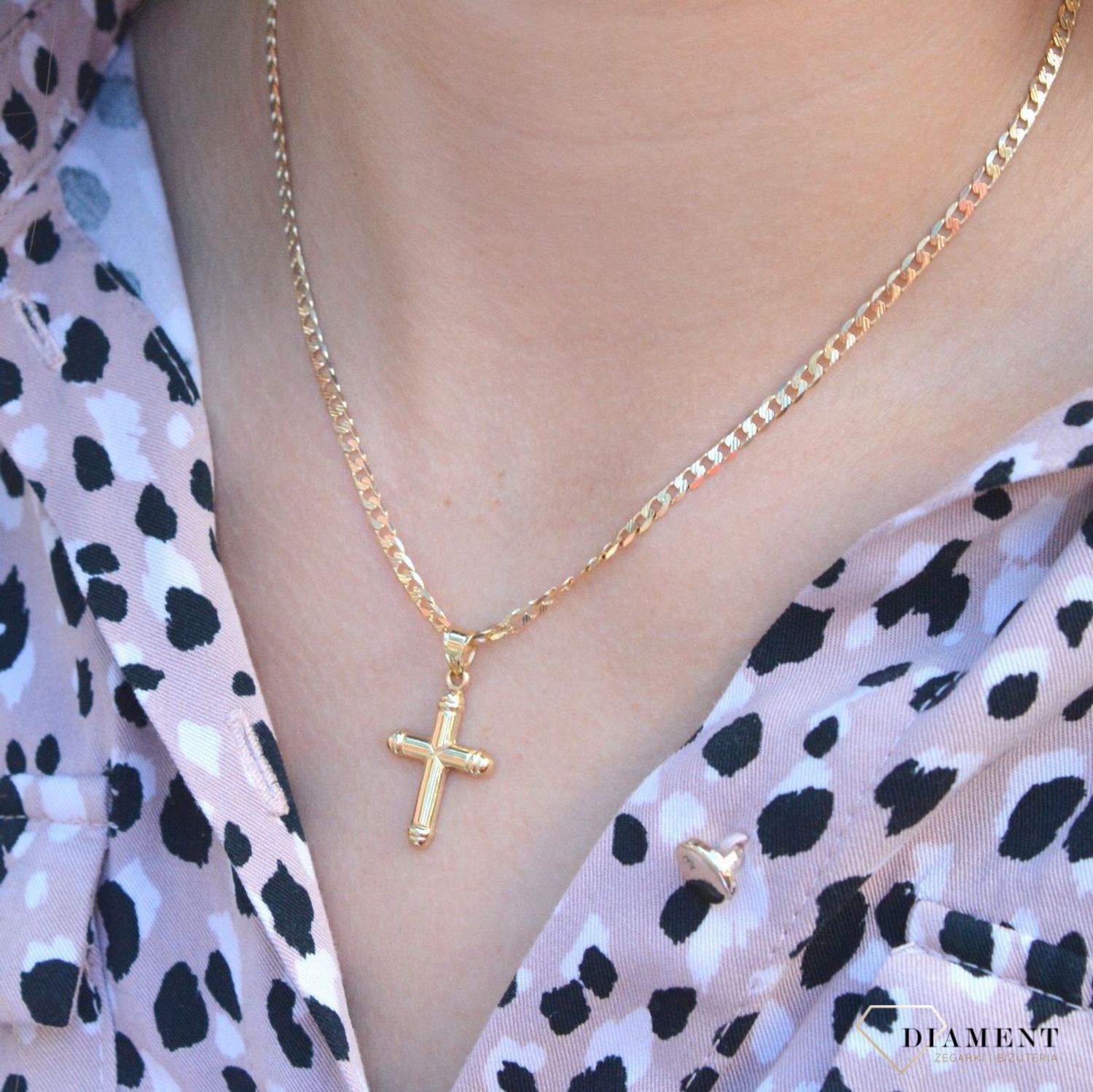 Złota zawieszka na łańcuszek krzyżyk zdobiony DIA-ZAW-7006-585. Złoty wisiorek krzyżyk z wizerunkiem Pana Jezusa to biżuteria sakralna, która sprawdzi się jako prezent na takie okazje jak chrzest, bierzmowanie czy komunia..jpg