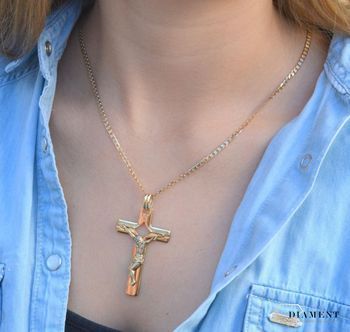 Złota zawieszka na łańcuszek duży krzyż z wizerunkiem Chrystusa DIA-ZAW-7007-585. To biżuteria sakralna, która sprawdzi się jako prezent na takie okazje jak chrzest, bierzmowanie czy komunia (1).JPG