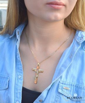 Złota zawieszka na łańcuszek duży krzyż z wizerunkiem Chrystusa DIA-ZAW-7007-585. To biżuteria sakralna, która sprawdzi się jako prezent na takie okazje jak chrzest, bierzmowanie czy komunia (2).JPG