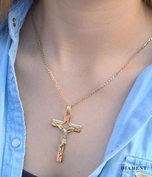 Złota zawieszka na łańcuszek duży krzyż z wizerunkiem Chrystusa DIA-ZAW-7007-585. To biżuteria sakralna, która sprawdzi się jako prezent na takie okazje jak chrzest, bierzmowanie czy komunia (3).JPG