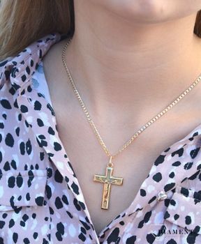 Złota zawieszka na łańcuszek krzyżyk z Jezusem DIA-ZAW-7008-585. Złoty wisiorek krzyżyk z wizerunkiem Pana Jezusa to biżuteria sakralna, która sprawdzi się jako prezent na takie okazje jak chrzest, bierzmowanie czy k (3).JPG