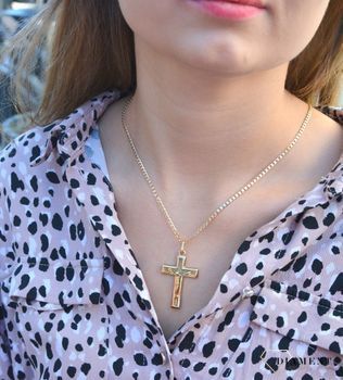 Złota zawieszka na łańcuszek krzyżyk z Jezusem DIA-ZAW-7008-585. Złoty wisiorek krzyżyk z wizerunkiem Pana Jezusa to biżuteria sakralna, która sprawdzi się jako prezent na takie okazje jak chrzest, bierzmowanie czy ko (1).JPG