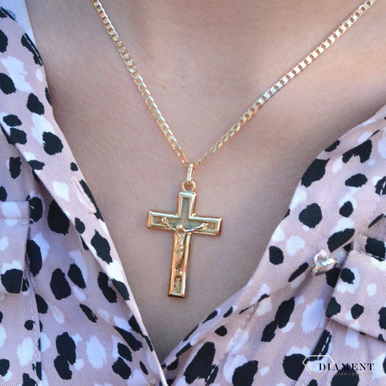 Złota zawieszka na łańcuszek krzyżyk z Jezusem DIA-ZAW-7008-585. Złoty wisiorek krzyżyk z wizerunkiem Pana Jezusa to biżuteria sakralna, która sprawdzi się jako prezent na takie okazje jak chrzest, bierzmowanie czy komunia..jpg