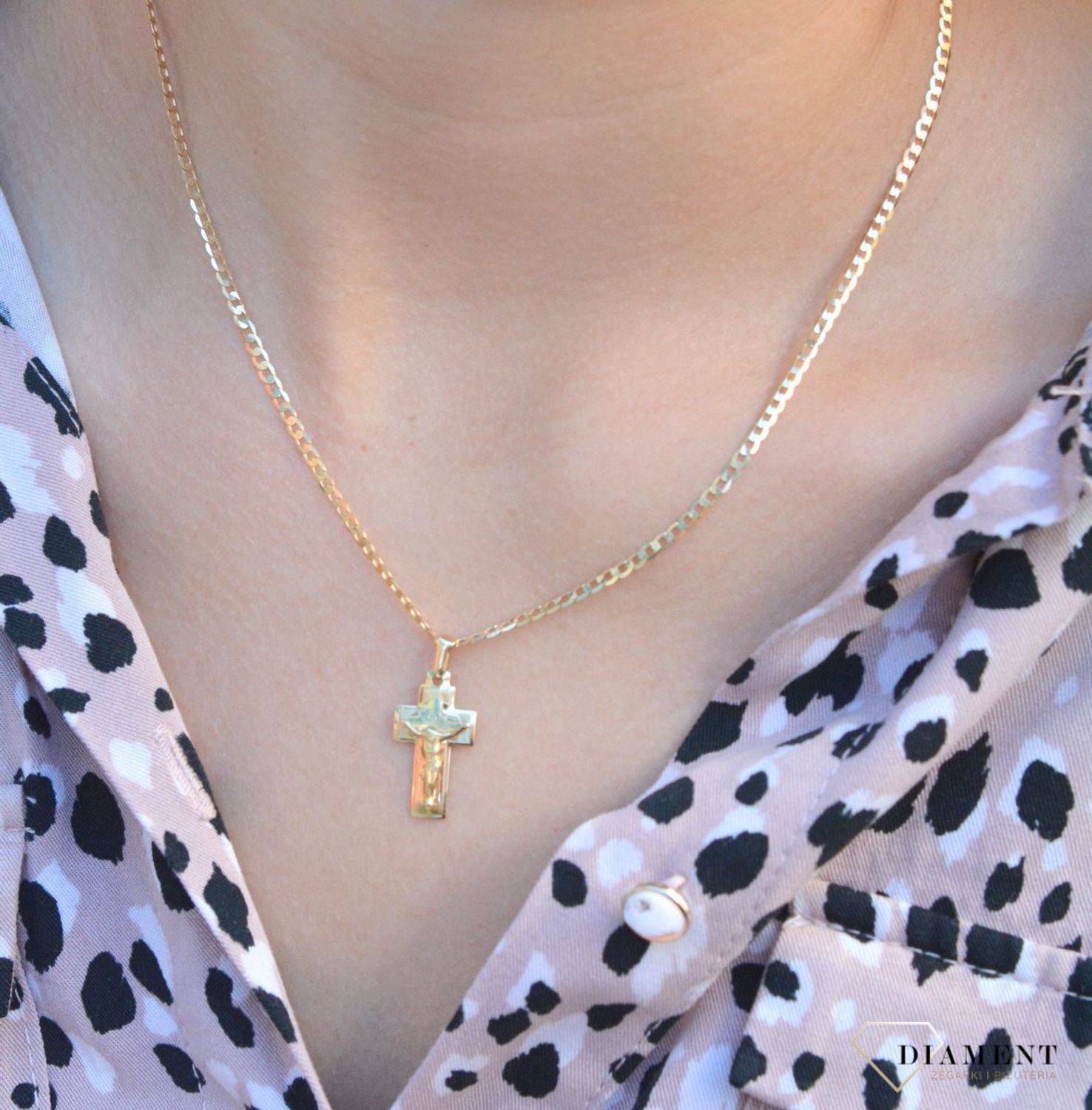 Złota zawieszka na łańcuszek krzyżyk ze złotym wizerunkiem Jezusa 2 cm DIA-ZAW-7009-585. Złoty wisiorek krzyżyk z wizerunkiem Pana Jezusa to biżuteria sakralna, która sprawdzi się jako prezent na takie okazje jak chrzest, bier.jpg