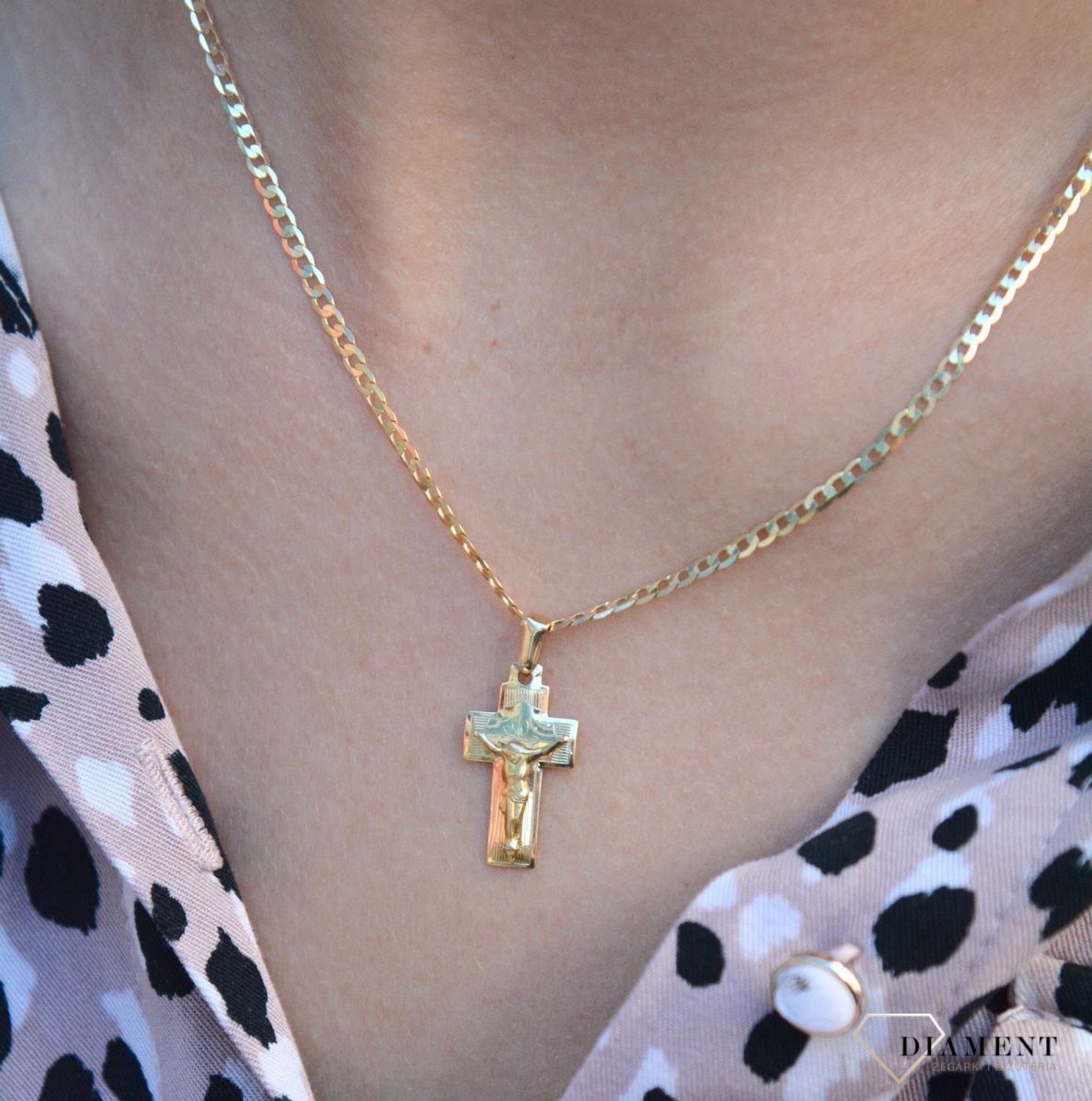 Złota zawieszka na łańcuszek krzyżyk ze złotym wizerunkiem Jezusa 2 cm DIA-ZAW-7009-585. Złoty wisiorek krzyżyk z wizerunkiem Pana Jezusa to biżuteria sakralna, która sprawdzi się jako prezent na takie okazje jak chrzest, bier.jpg