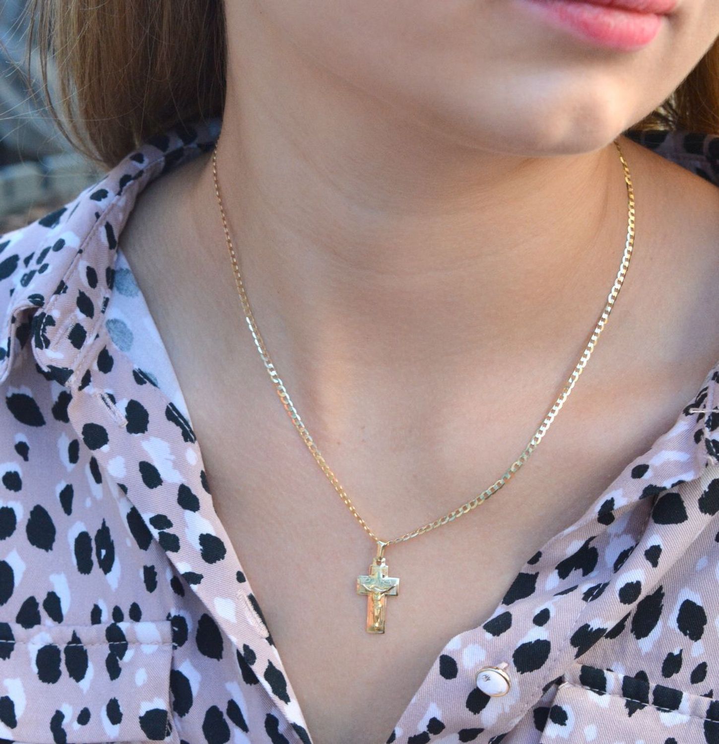 Złota zawieszka na łańcuszek krzyżyk ze złotym wizerunkiem Jezusa 2 cm DIA-ZAW-7009-585. Złoty wisiorek krzyżyk z wizerunkiem Pana Jezusa to biżuteria sakralna, która sprawdzi się jako prezent na takie okazje jak chrzest, bier.jpg