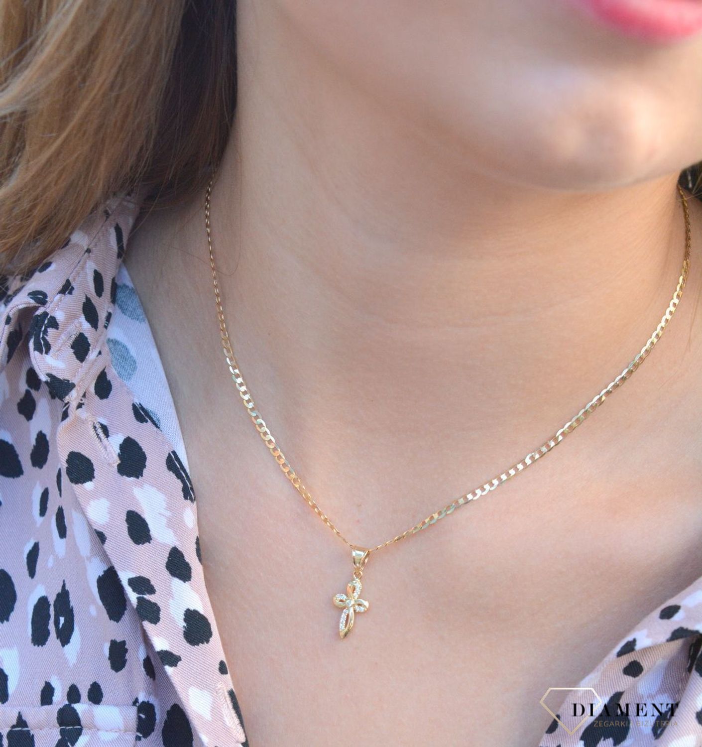 Złota zawieszka na łańcuszek krzyżyk mały z cyrkoniami DIA-ZAW-7010-585. Złoty wisiorek krzyżyk to biżuteria sakralna, która sprawdzi się jako prezent na takie okazje jak chrzest, bierzmowanie czy komunia..jpg