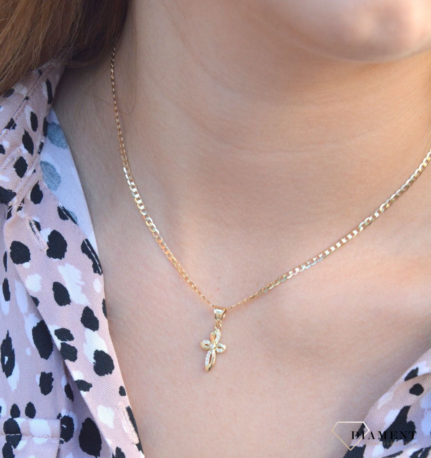 Złota zawieszka na łańcuszek krzyżyk mały z cyrkoniami DIA-ZAW-7010-585. Złoty wisiorek krzyżyk to biżuteria sakralna, która sprawdzi się jako prezent na takie okazje jak chrzest, bierzmowanie czy komunia..jpg