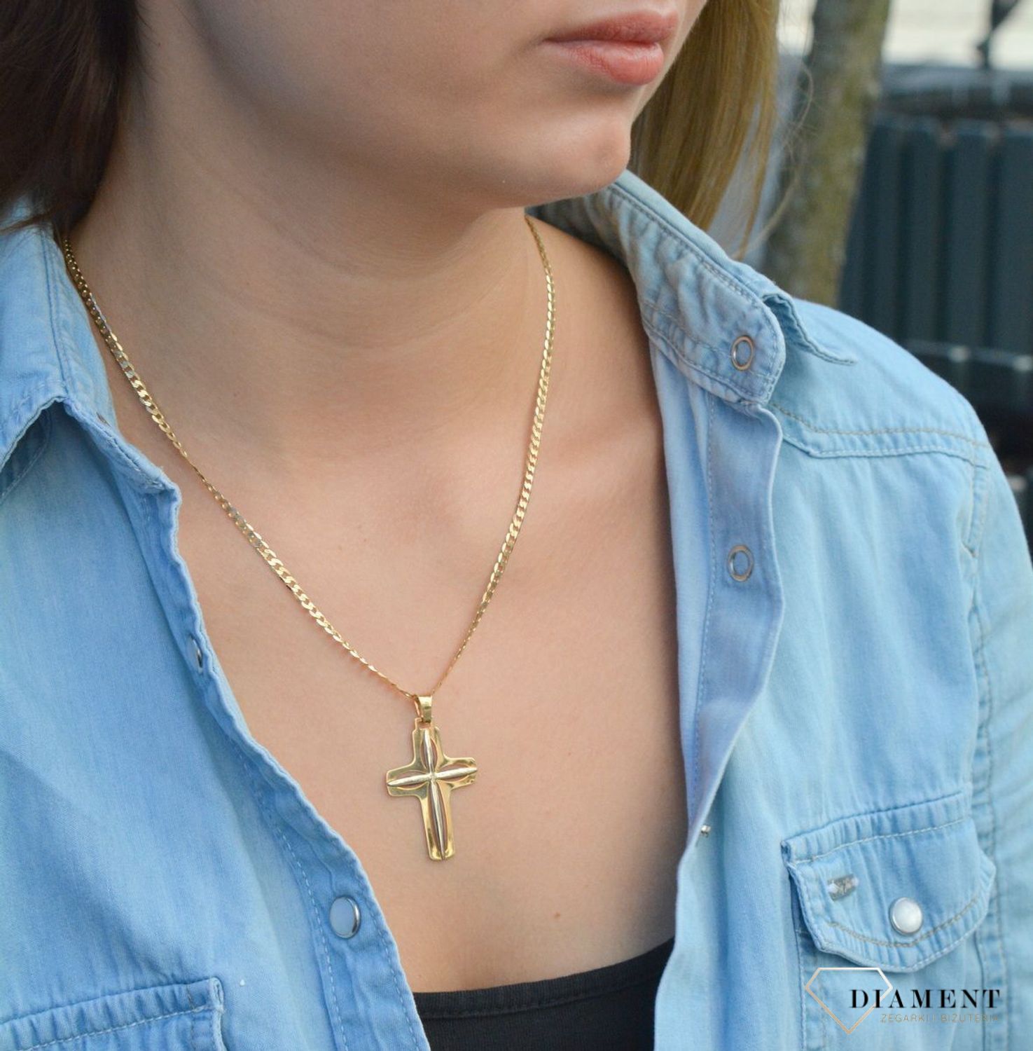 Złota zawieszka na łańcuszek krzyżyk promienisty biały ze złotym DIA-ZAW-7011-585. Złoty wisiorek krzyżyk to biżuteria sakralna, która sprawdzi się jako prezent na takie okazje jak chrzest, bierzmowanie czy komunia..jpg
