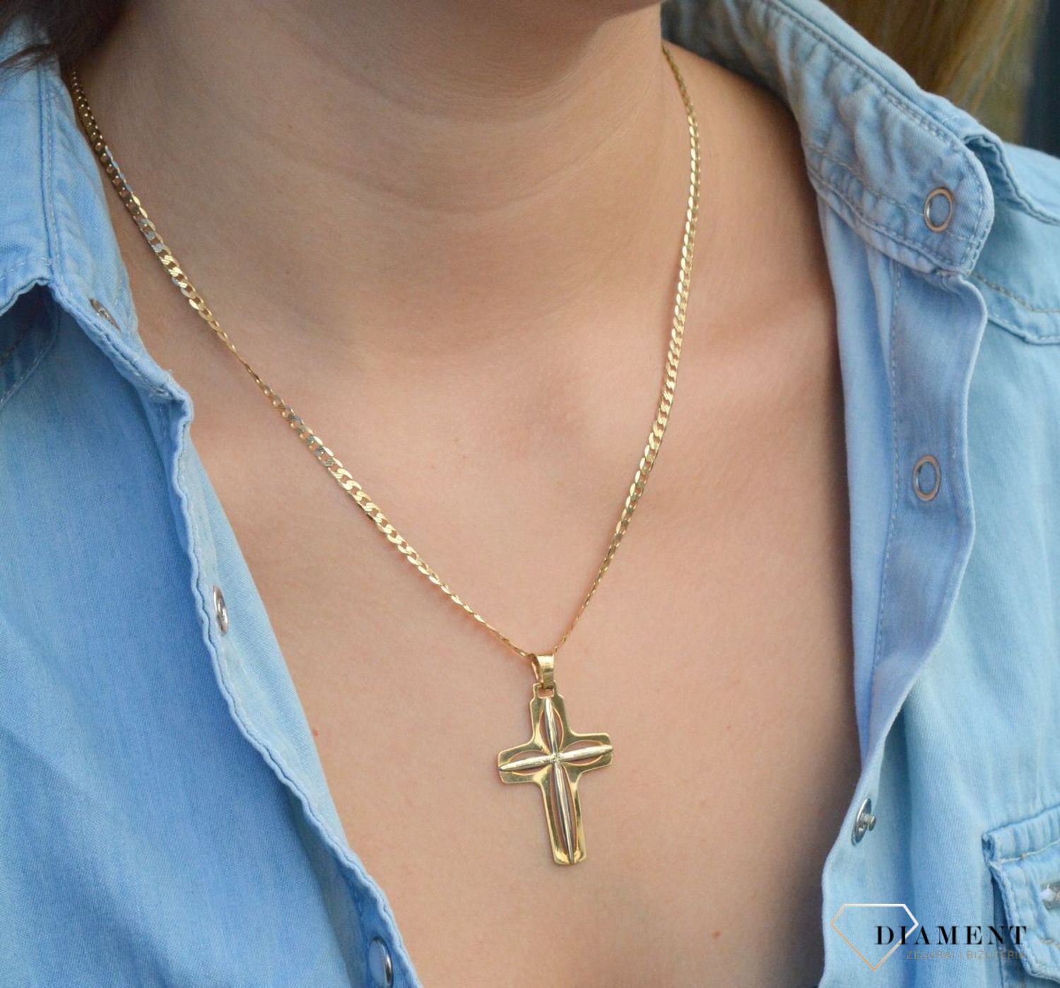 Złota zawieszka na łańcuszek krzyżyk promienisty biały ze złotym DIA-ZAW-7011-585. Złoty wisiorek krzyżyk to biżuteria sakralna, która sprawdzi się jako prezent na takie okazje jak chrzest, bierzmowanie czy komunia..jpg