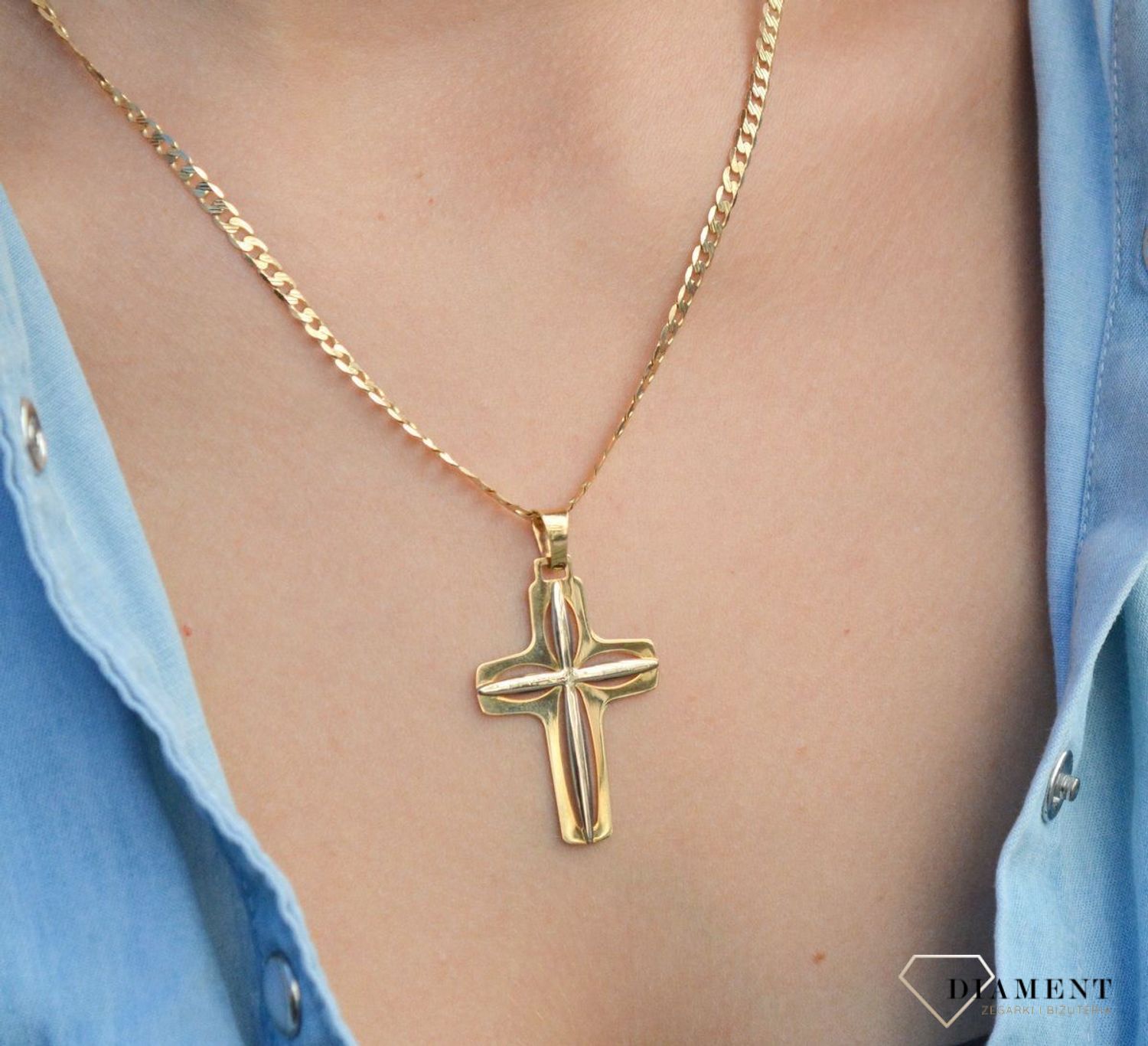 Złota zawieszka na łańcuszek krzyżyk promienisty biały ze złotym DIA-ZAW-7011-585. Złoty wisiorek krzyżyk to biżuteria sakralna, która sprawdzi się jako prezent na takie okazje jak chrzest, bierzmowanie czy komunia..jpg