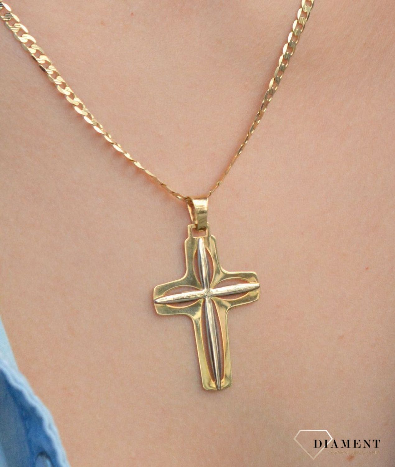 Złota zawieszka na łańcuszek krzyżyk promienisty biały ze złotym DIA-ZAW-7011-585. Złoty wisiorek krzyżyk to biżuteria sakralna, która sprawdzi się jako prezent na takie okazje jak chrzest, bierzmowanie czy komunia..jpg